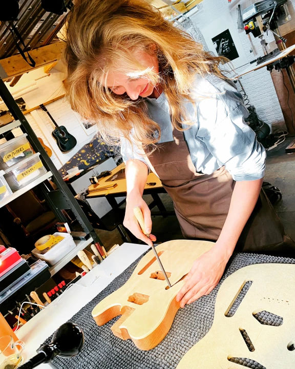 Afbeelding van de werkplek 'lung guitars'.